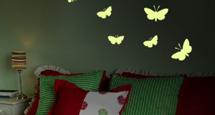 Флюоресцентные бабочки на стене